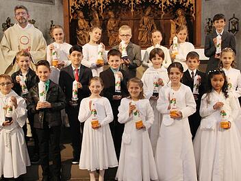 Pater Rudolf Götz feierte in Münnerstadt mit 18 Kindern das Fest ihrer Erstkommunion. Foto: Heike Beudert