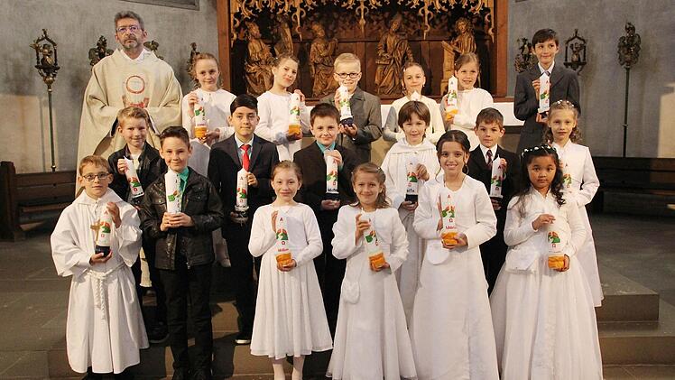 Pater Rudolf Götz feierte in Münnerstadt mit 18 Kindern das Fest ihrer Erstkommunion. Foto: Heike Beudert