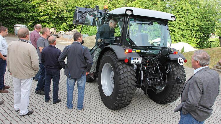 Genau inspiziert wurde das neue Gerät.Foto: Ralf Kestel