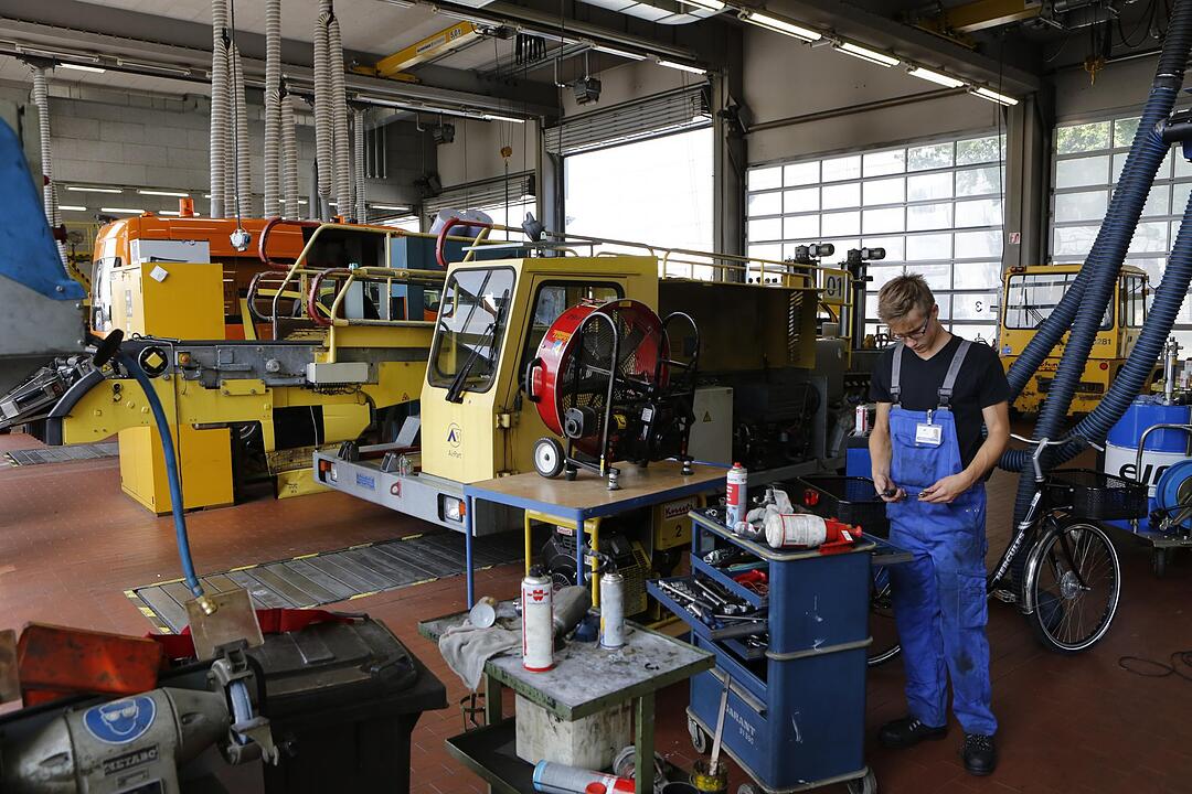 Der Weg der Gepäckstücke wird in Nürnberg von einem zentralen Steuerleitstand aus  genauestens verfolgt, Neueste Technik sei hier im Einsatz, hören wir von Matthias Reubel. Weshalb es in Nürnberg kaum Verwechslungen beim Gepäck gibt. Der Verlust eines Koffers, das gebe es schon gar nicht. Reubel weiß, aber auch, dass das an einigen anderen anderen Flughäfen ganz anders läuft.
