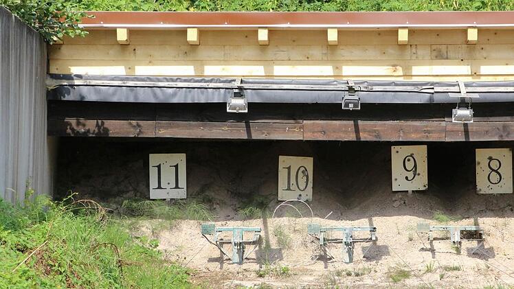Der Scheibenstand der 100-Meter-Bahn am Coburger Schützenhaus hat aus Sicherheitsgründen ein neues Blechdach erhalten.