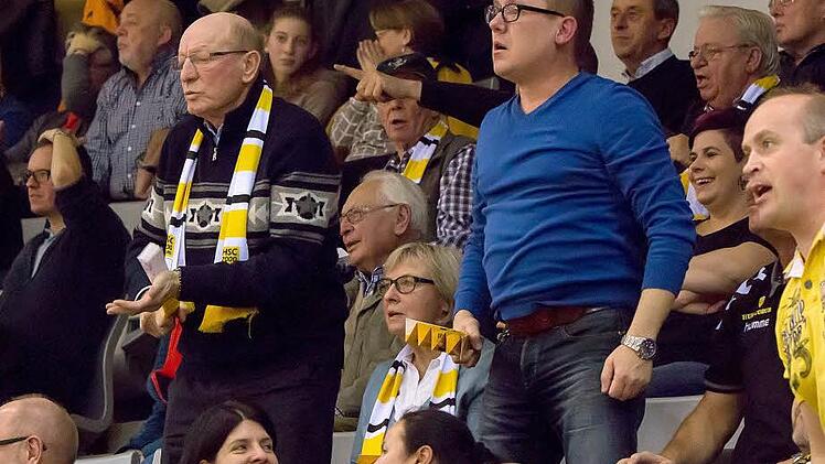 Die Fans waren mit den Schiedsrichter-Leistungen vor allem nach der Pause nicht immer einverstanden. Foto: Albert Höchstädter