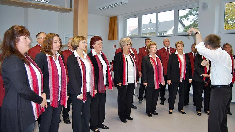 Der gemischte Chor der Sängerlust Stralsbach unter Leitung von Nikolaus Metz Foto: Sigismund von Dobschütz