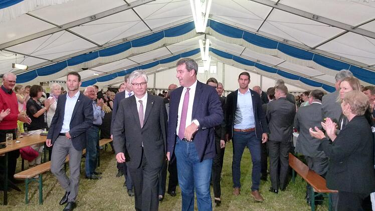 Minister Markus Söder wurde im Festzelt vom Bayerischen Defiliermarsch und Bürgermeister Rüdiger Gerst begrüßt. Foto: Marion Krüger-Hundrup