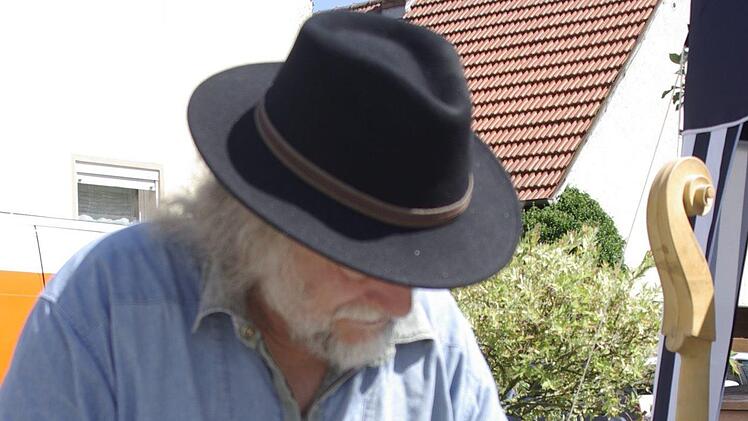 Der heimische Bildhauer Peter Lorenz Emmert erklärt den Besuchern seine Skulpturen (beim Meißeln des Janus-Kopfes).