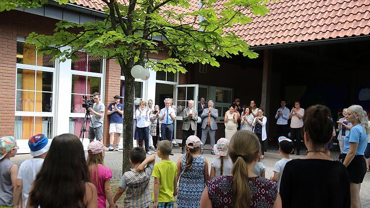 Der erste Familienstützpunkt im Landkreis Coburg wurde am Montag am Familienzentrum in Neustadt bei Coburg eröffnet, auch mit einem Vortrag der Kinder.  Foto: Bettina Knauth