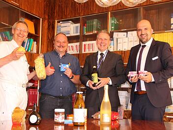 Bitte bedienen Sie sich! Beim Griff nach einer Auswahl beliebiger Lebensmittel bevorzugen die Vertreter der Klinik Hartwald gesunde Produkte wie Obst und Olivenöl: stellvertretender ärztlicher Direktor Malte Arland (von links), Chefarzt Psychosomatik Jens Aron und ärztlicher Leiter Professor Christoph Reichel. Foto: Ulrike Müller