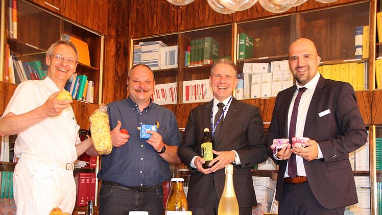 Bitte bedienen Sie sich! Beim Griff nach einer Auswahl beliebiger Lebensmittel bevorzugen die Vertreter der Klinik Hartwald gesunde Produkte wie Obst und Olivenöl: stellvertretender ärztlicher Direktor Malte Arland (von links), Chefarzt Psychosomatik Jens Aron und ärztlicher Leiter Professor Christoph Reichel. Foto: Ulrike Müller