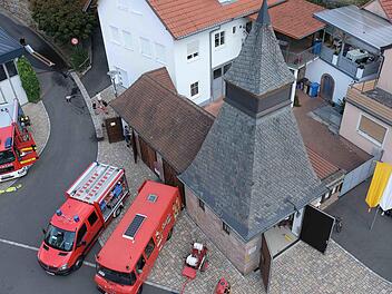 Mit der Drehleiter ging es in die Luft: Ausstellung von Geräten und Fahrzeugen der Feuerwehr zum Jubiläum.  Fotos: Gerd Schaar