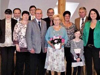 Gudrun Knörer (mit Blumen) feierte mit Ehemann Karl-Heinz und den Töchtern Barbara und Alexandra (weiter nach links) sowie zahlreichen Gratulanten.  Foto: Werner Reißaus