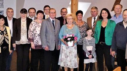 Gudrun Knörer (mit Blumen) feierte mit Ehemann Karl-Heinz und den Töchtern Barbara und Alexandra (weiter nach links) sowie zahlreichen Gratulanten.  Foto: Werner Reißaus