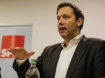 Lars Klingbeil tourt derzeit für verschiedene Wahlkampfveranstaltungen durchs Land. Am Mittwochabend machte er in Zeil Halt. Foto: Teresa Hirschberg