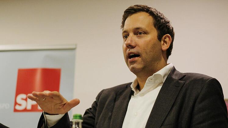 Lars Klingbeil tourt derzeit für verschiedene Wahlkampfveranstaltungen durchs Land. Am Mittwochabend machte er in Zeil Halt. Foto: Teresa Hirschberg