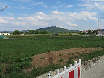 Auf diesen mehr als 10 000 Quadratmetern im Neubaugebiet "Unterzettlitz-Nord" darf bald gebaut werden. Foto: Monika Schütz