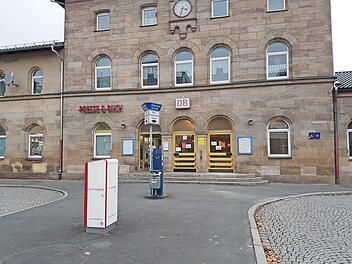 Der Bund stellt 300 000 Euro für die Sanierung des Kulmbacher Bahnhofs zur Verfügung. Das Geld kann zum Beispiel für die Erneuerung der Eingangstüren verwendet werden. Foto: Alexander Hartmann