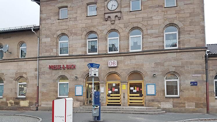 Der Bund stellt 300 000 Euro für die Sanierung des Kulmbacher Bahnhofs zur Verfügung. Das Geld kann zum Beispiel für die Erneuerung der Eingangstüren verwendet werden. Foto: Alexander Hartmann