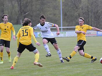 An drei Wollbachern vorbei, bringt Florian Jakobsche seine Bad Brückenauer auf 1:2 heran. Doch auch ein zweiter Treffer des FC-Kapitäns sollte zu wenig sein. Foto: ssp