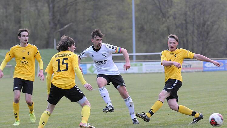 An drei Wollbachern vorbei, bringt Florian Jakobsche seine Bad Br&uuml;ckenauer auf 1:2 heran. Doch auch ein zweiter Treffer des FC-Kapit&auml;ns sollte zu wenig sein. Foto: ssp