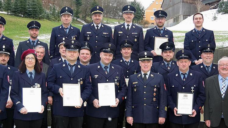 Die Feuerwehr Roßlach freut sich über die Ehrungen langjähriger Aktiver mit dem Staatlichen Ehrenzeichen sowie treuer Mitglieder.