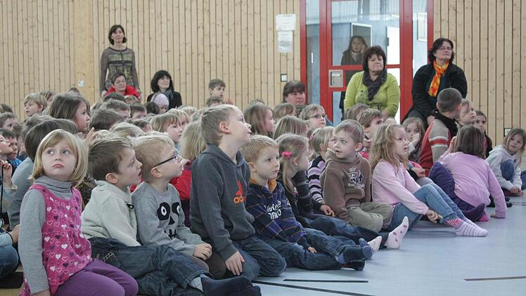 Alle waren gespannt wie das Schattenspiel "Der Goldene Vogel" wohl enden würde.
