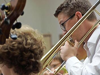 Jan Wenzel gibt mit anderen Jungmusikern ein Konzert im Krankenhaus. Foto: Arkadius Guzy