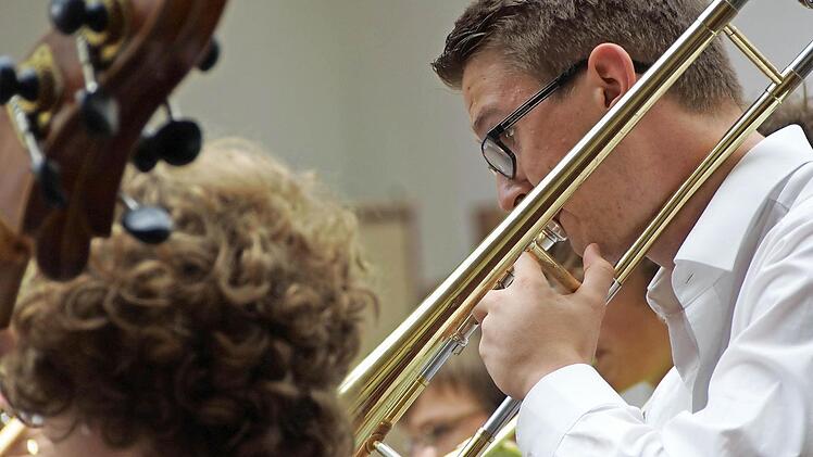 Jan Wenzel gibt mit anderen Jungmusikern ein Konzert im Krankenhaus. Foto: Arkadius Guzy