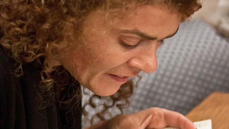 Reichlich Autogrammwünsche musste Astrid Rosenfeld nach ihrer Lesung im Coburger Casimirianum erfüllen.