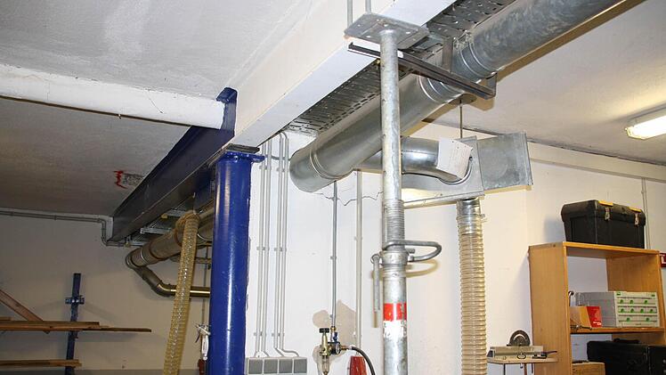 Mitten in der Werkstatt sind zusätzliche Stützen notwendig. Fotos: Ralf Ruppert