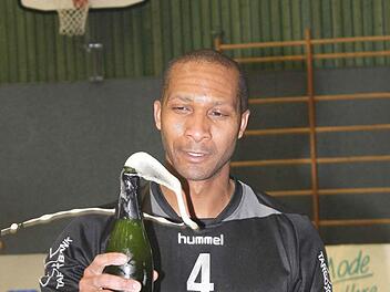 VCE-Spielertrainer Heriberto Quero durfte vor einigen Wochen den Aufstieg feiern und darf sich nun auf die Saison in der 2. Liga feiern.