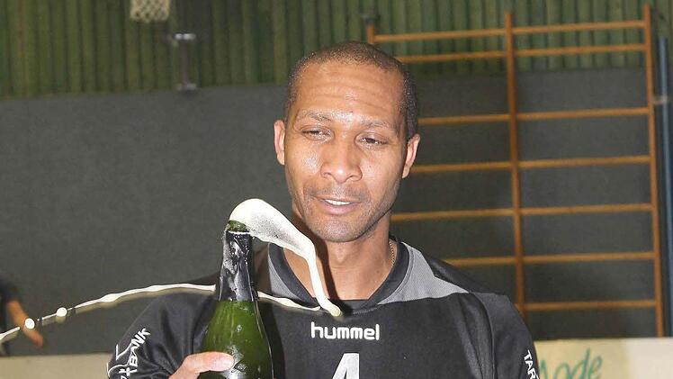 VCE-Spielertrainer Heriberto Quero durfte vor einigen Wochen den Aufstieg feiern und darf sich nun auf die Saison in der 2. Liga feiern.