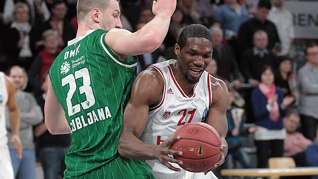 Trevor Mbakwe (r.) und Alen Omic lieferten sich unter den K&ouml;rben ein packendes Duell, das der Bamberger Center am Ende knapp f&uuml;r sich entschied. Fotos: sportpress