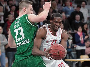 Trevor Mbakwe (r.) und Alen Omic lieferten sich unter den K&ouml;rben ein packendes Duell, das der Bamberger Center am Ende knapp f&uuml;r sich entschied. Fotos: sportpress