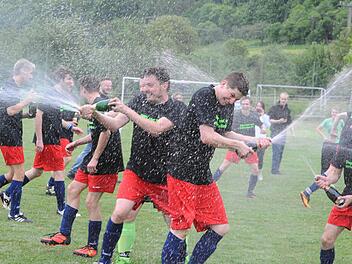 Gescheit oder gar nicht: Mit dem Schlusspfiff ergossen sich wahre Sektfontänen über das Pfaffenhäuser Areal. Foto: Hopf