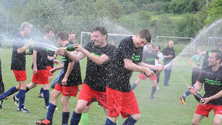 Gescheit oder gar nicht: Mit dem Schlusspfiff ergossen sich wahre Sektfontänen über das Pfaffenhäuser Areal. Foto: Hopf