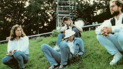 Relaxen auf der Wiese: Die Gruppe Feelsaitig mit (von links) Robert Wachsmann, Patrick Caramagno und Sandy Wolfrum sowie (hinten) Hanzie Scharrer vor ihrem Auftritt im Jahre 1992.  Foto: Käthe Geisl