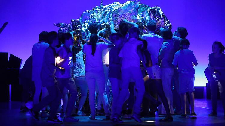 Ein Ensemble aus theaterbegeisterten Coburgern im Zauber der Bilder.  Foto: Henning Rosenbusch