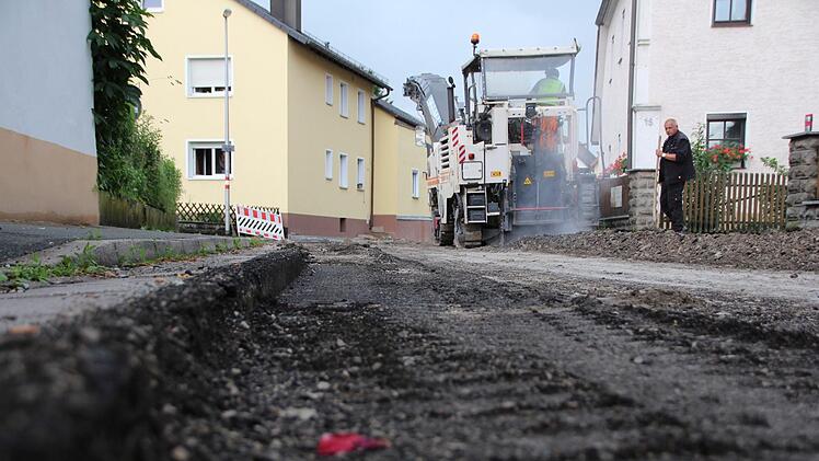 Die Brückenstraße in Gremsdorf ist bereits komplett abgefräst.  Foto: Christian Bauriedel