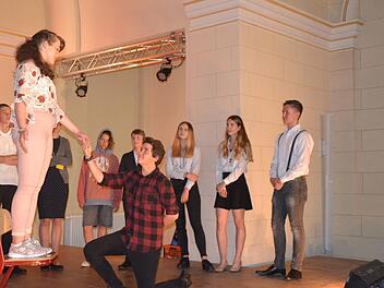Statt auf dem Balkon steht Julia auf einem Stuhl, als Romeo ihr seine Liebe gesteht. Foto: Leonie Schneider