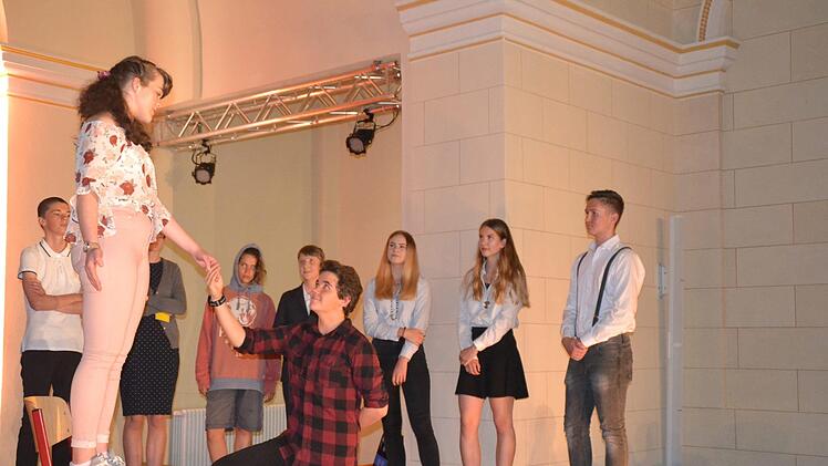 Statt auf dem Balkon steht Julia auf einem Stuhl, als Romeo ihr seine Liebe gesteht. Foto: Leonie Schneider