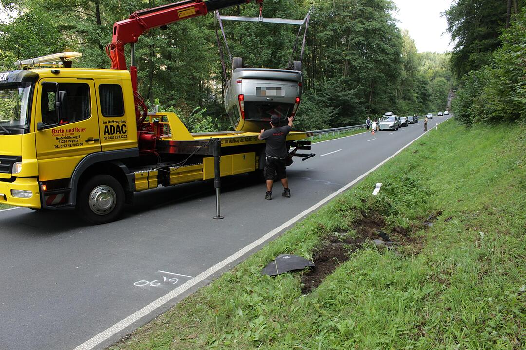 Spektakulärer Unfall bei Pottenstein: Pkw überschlägt sich und landet auf Dach