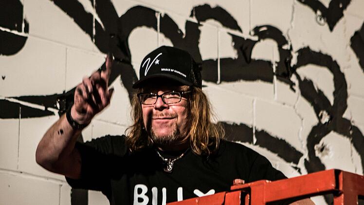 Der New Yorker Pop-Art-Künstler Billy The Artist lockte zahlreiche Besucher in die alte Pakethalle in Coburg. Foto: Jochen Berger