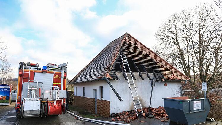 Im Kreis Bamberg stand am Dienstagnachmittag das Dach der Aussegnungshalle des Friedhofs in Kirchschletten in Flammen. Foto: News5/Merzbach