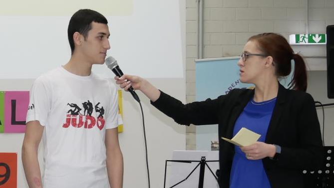 Vüsal Mustafayev wird von Moderatorin Carina Bauer interviewt.   Foto: Manja von Nida