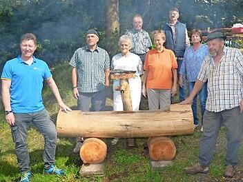 Brunneninitiator Revierleiter Christian Goldammer (links) und "Brunnenspezialist" Gerhard Deuerling (rechts) präsentieren das neue Schmuckstück, den Dorfbrunnen von Langenau. Mit im Bild freuen sich Anwohner und Nachbarn, die zur Osterzeit der Tradition entsprechend einen Osterbrunnen daraus schmücken werden.  Foto: K.- H. Hofmann