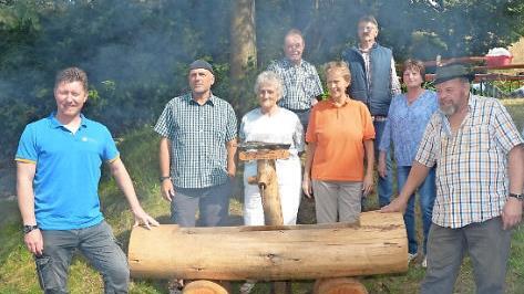 Brunneninitiator Revierleiter Christian Goldammer (links) und "Brunnenspezialist" Gerhard Deuerling (rechts) präsentieren das neue Schmuckstück, den Dorfbrunnen von Langenau. Mit im Bild freuen sich Anwohner und Nachbarn, die zur Osterzeit der Tradition entsprechend einen Osterbrunnen daraus schmücken werden.  Foto: K.- H. Hofmann
