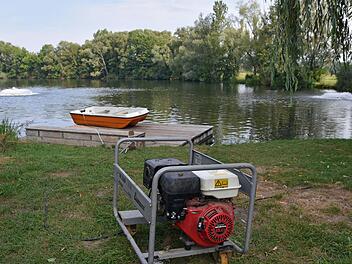 Noch immer bemüht sich der Sportanglerverein Wonfurt, mithilfe einiger Sprudelpilze den Sauerstoffgehalt des "Löchle" zu steigern. Künftig soll der See ebenso wie der See an der Lehmgrube schon im Juni belüftet werden, um ein Umkippen der Gewässer zu verhindern. Foto: Ulrike Langer
