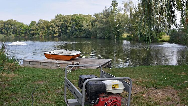 Noch immer bemüht sich der Sportanglerverein Wonfurt, mithilfe einiger Sprudelpilze den Sauerstoffgehalt des "Löchle" zu steigern. Künftig soll der See ebenso wie der See an der Lehmgrube schon im Juni belüftet werden, um ein Umkippen der Gewässer zu verhindern. Foto: Ulrike Langer