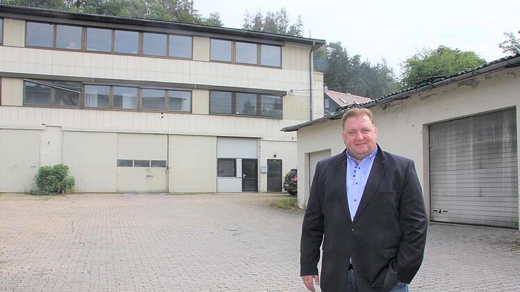 Jörg Rang vor dem künftigen Hotel