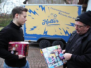 Roland Holler (rechts) und Sohn Fabian verschenken am Dienstag in ihrer Hofeinfahrt in Lonnerstadt Kinder- und Tischfeuerwerk, um das Thema Pyrotechnik nicht ganz in Vergessenheit geraten zu lassen und auch eine kleine Protestnote zu setzen.  Foto: Andreas Dorsch