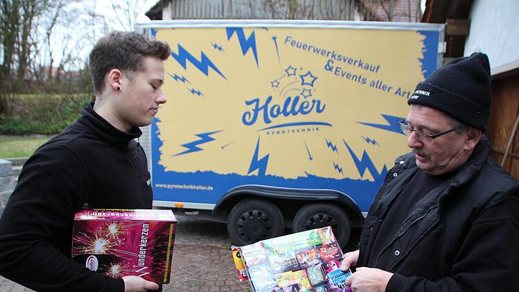 Roland Holler (rechts) und Sohn Fabian verschenken am Dienstag in ihrer Hofeinfahrt in Lonnerstadt Kinder- und Tischfeuerwerk, um das Thema Pyrotechnik nicht ganz in Vergessenheit geraten zu lassen und auch eine kleine Protestnote zu setzen.  Foto: Andreas Dorsch
